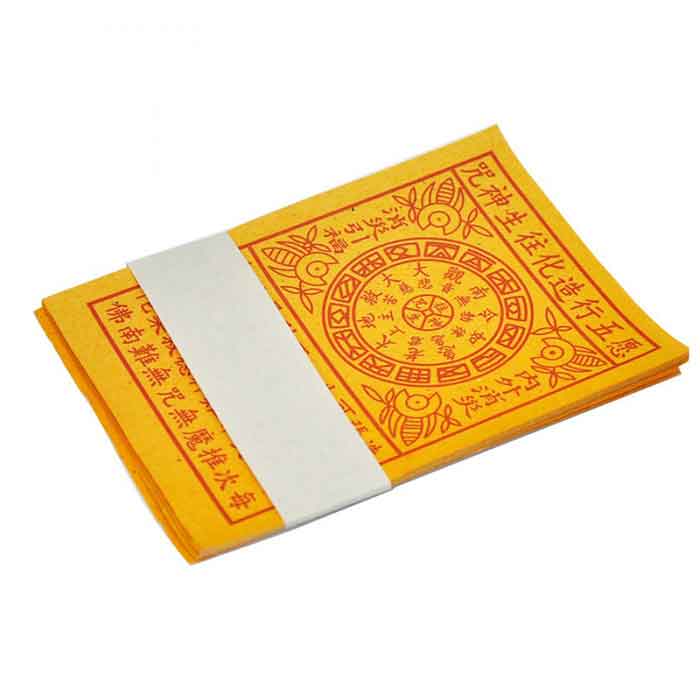 Chuẩn bị sẵn các tờ tiền vàng để đốt và hơ quanh bát hương