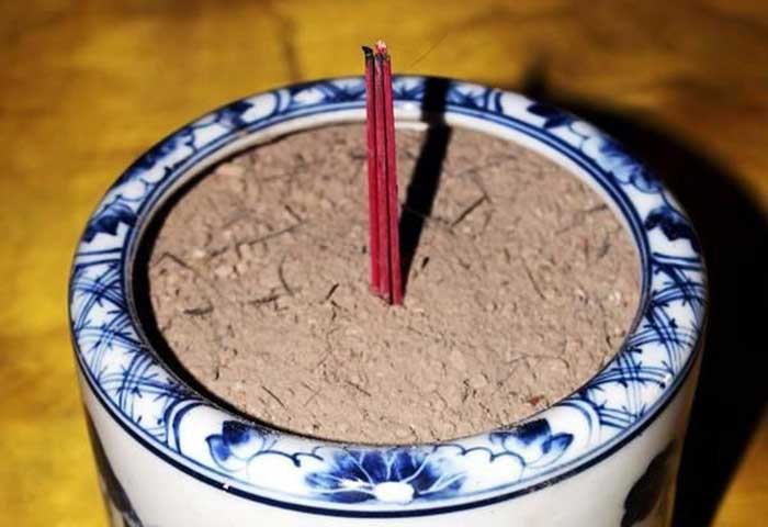 Sử dụng tro bếp làm cốt bát hương mang ý nghĩa ngợi ca về tấm lòng của những người đã khuất