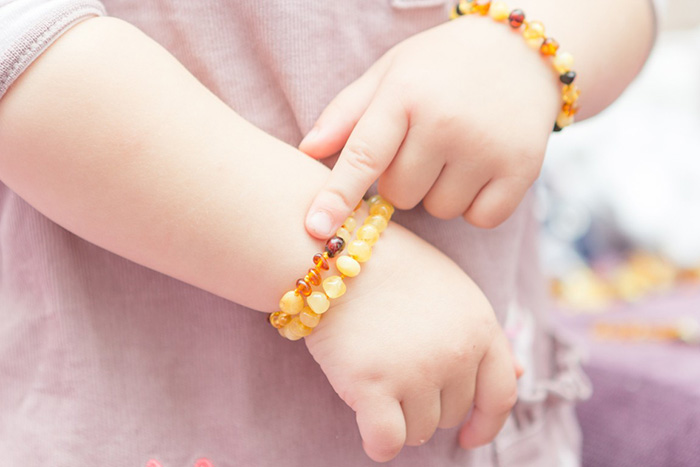 Đeo vòng hổ phách cho bé