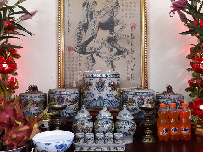 Sắp xếp bàn thờ gọn gàng và đúng vị trí