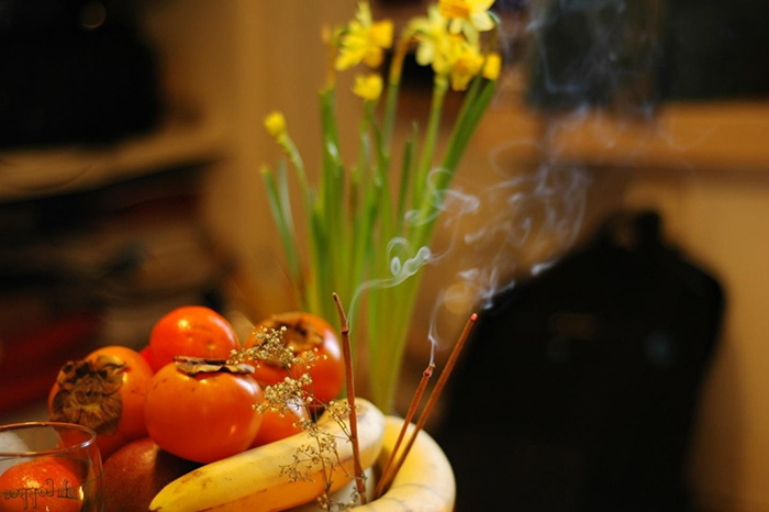 Thắp hương và thay nước liên tục hàng ngày để tỏ lòng thành kính