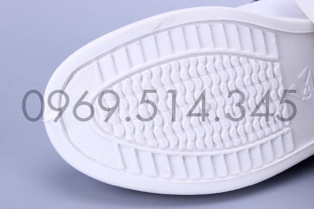 Phần đế giày được làm từ PVC có độ bền cao, ma sát lớn, chống trơn trượt, chống thấm nước, chống tĩnh điện tốt