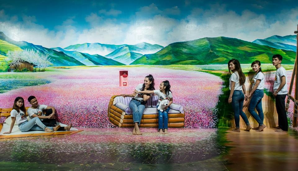 Cựu Người Mẫu Thúy Hằng Cùng Con Gái Tại Triển Lãm Vẽ Tranh Tường 3D