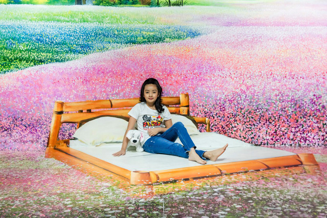 Cựu Người Mẫu Thúy Hằng Cùng Con Gái Tại Triển Lãm Vẽ Tranh Tường 3D