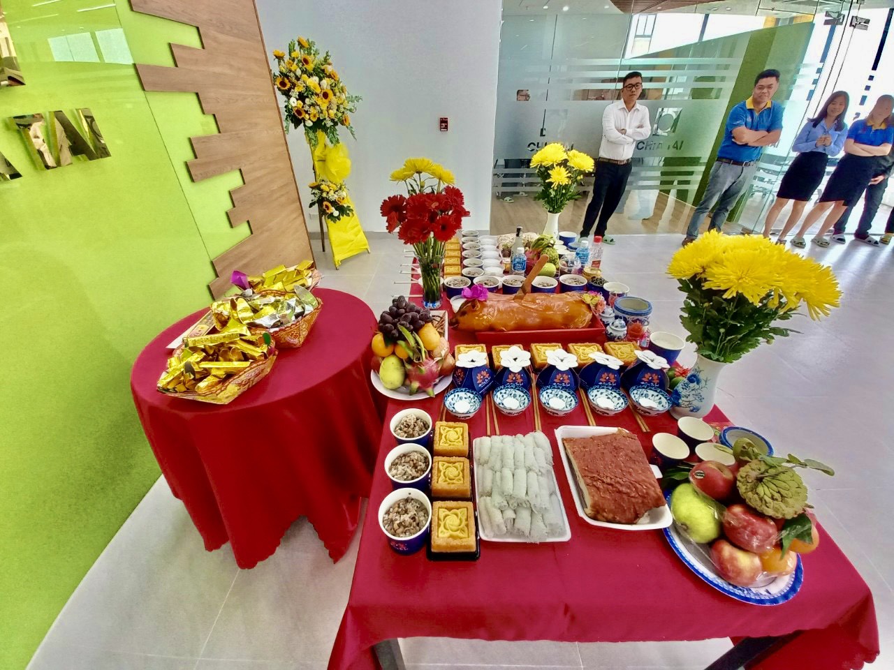 Mâm cúng Tất niên thường được đặt ở trong nhà