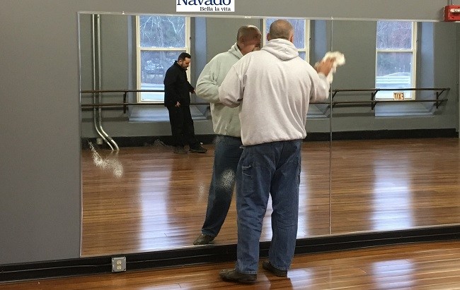 Vệ sinh gương kính không phải ai cũng biết cách