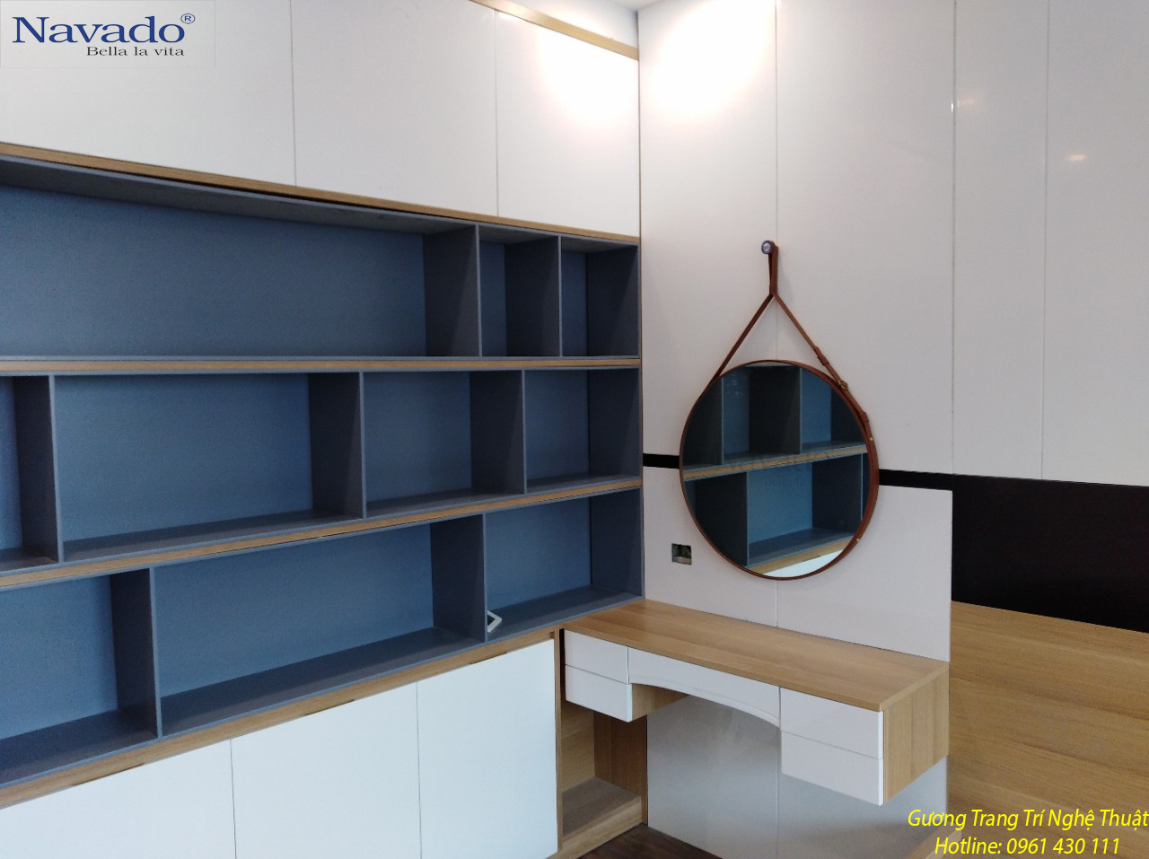 Độc đáo với mẫu gương dây da bàn trang điểm