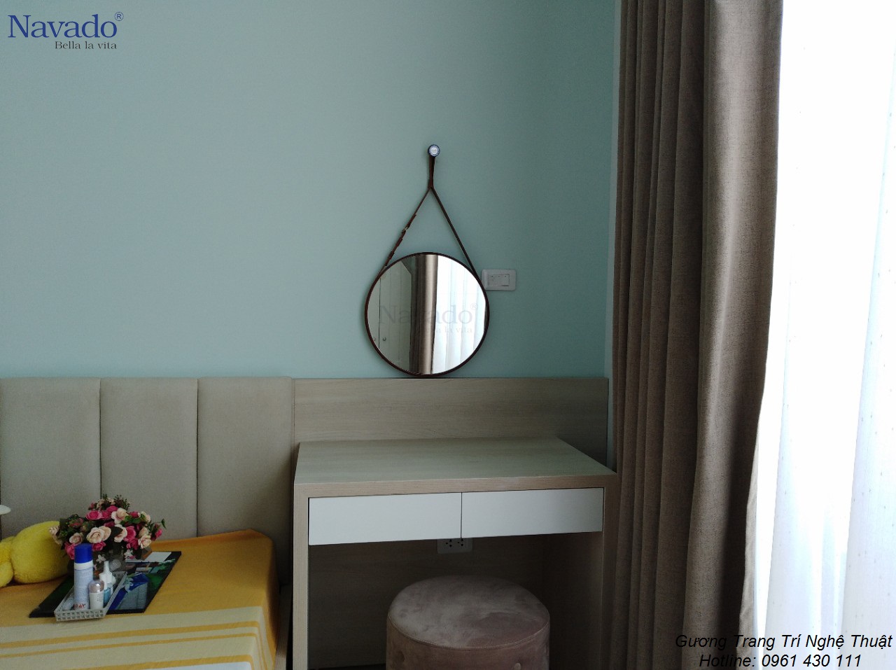 Gương treo dây da cho bàn trang điểm