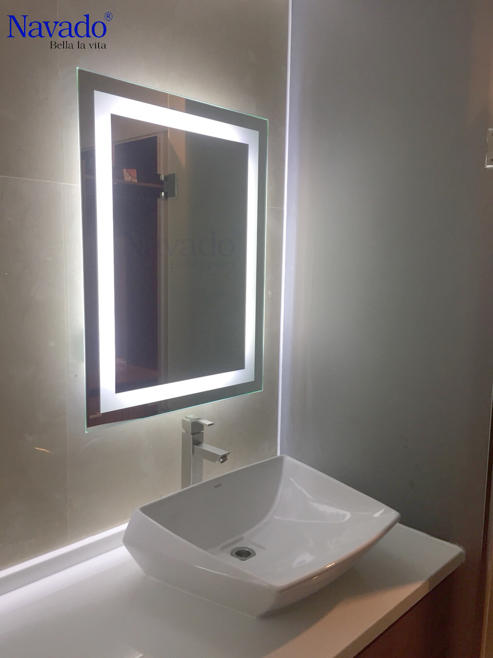 Các mẫu gương gắn đèn led cho phòng tắm