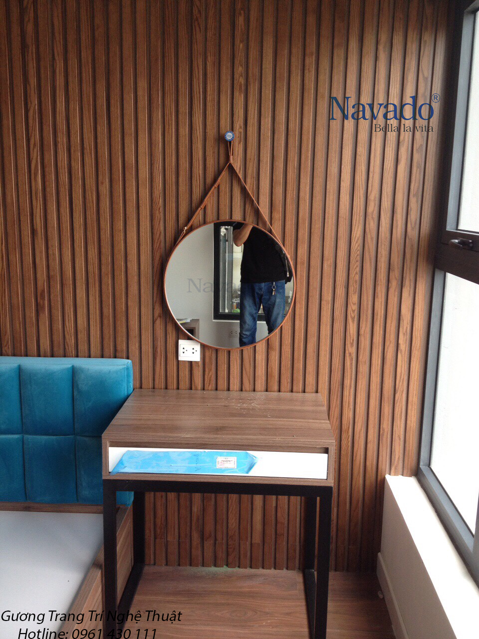 Độc đáo với mẫu gương dây da bàn trang điểm