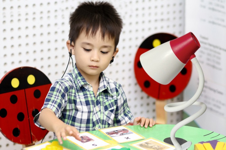 Bảo vệ đôi mắt cho trẻ với đèn bàn chống cận