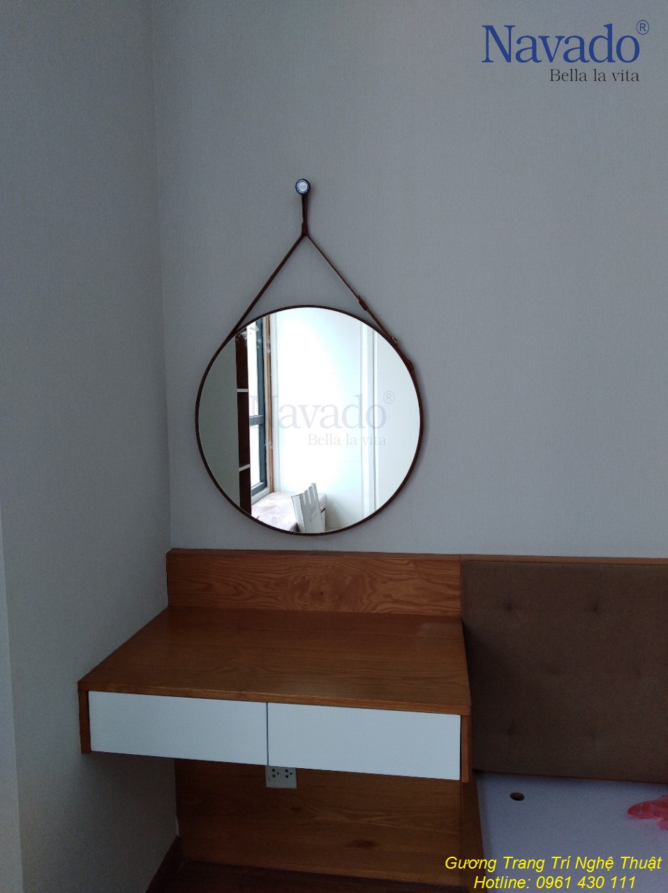 Gương treo dây da cho bàn trang điểm