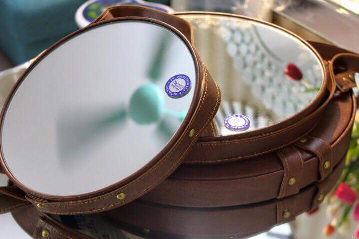 Độc đáo với mẫu gương dây da bàn trang điểm