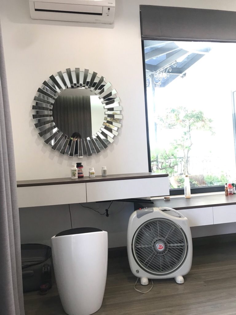 guong-ban-phan-Mystery