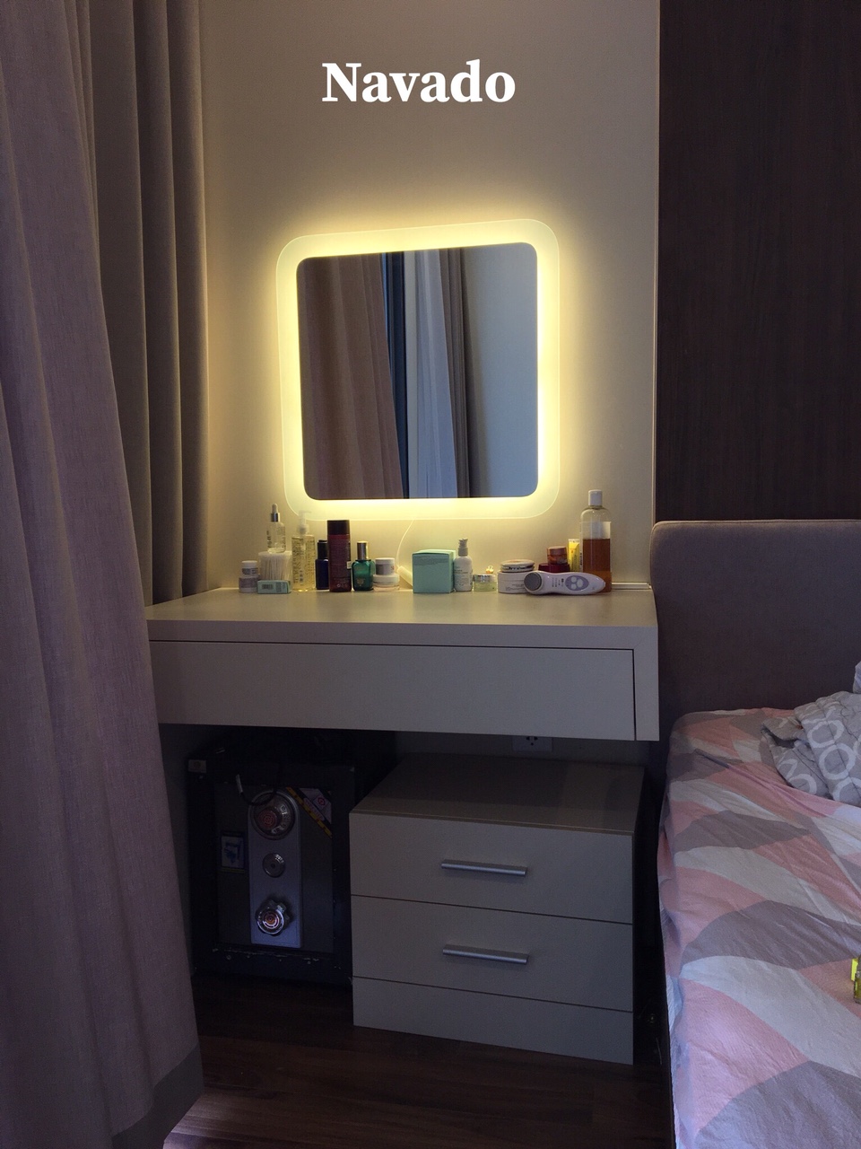 guong-ban-trang-diem-den-led-phun-cat