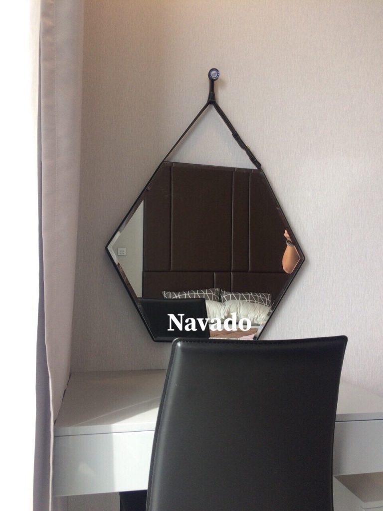 guong-luc-giac-treo-ban-trang-diem