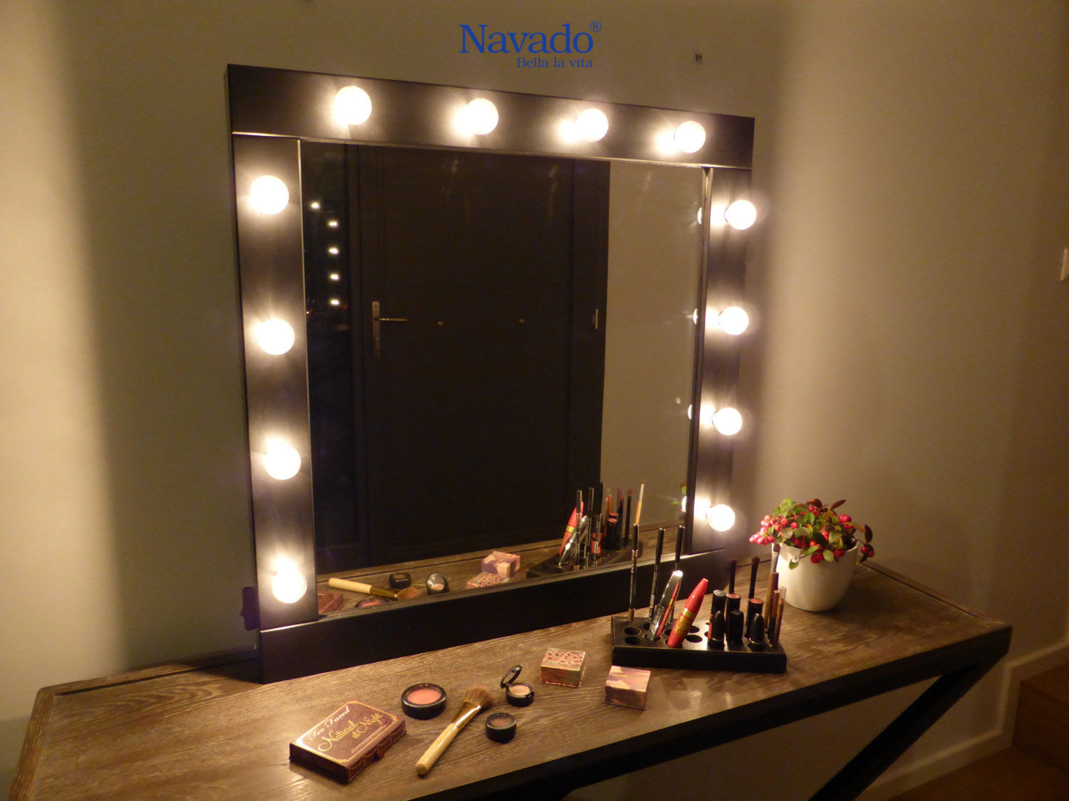 Gương trang điểm vật dụng không thể thiếu của con gái hiện đại