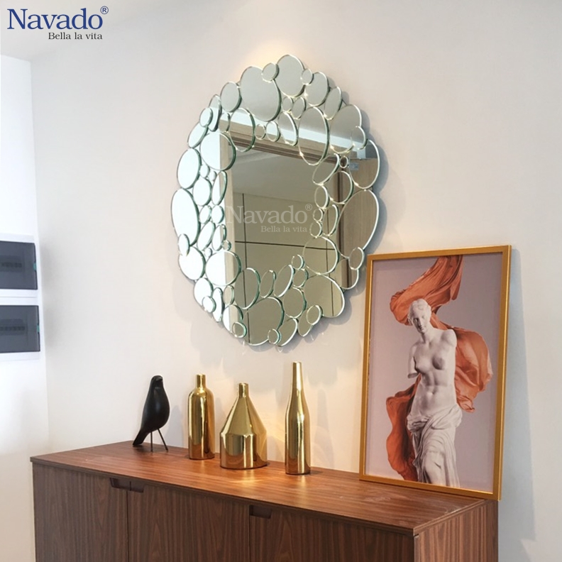 guong-phong-khach-Queen-an-tuong