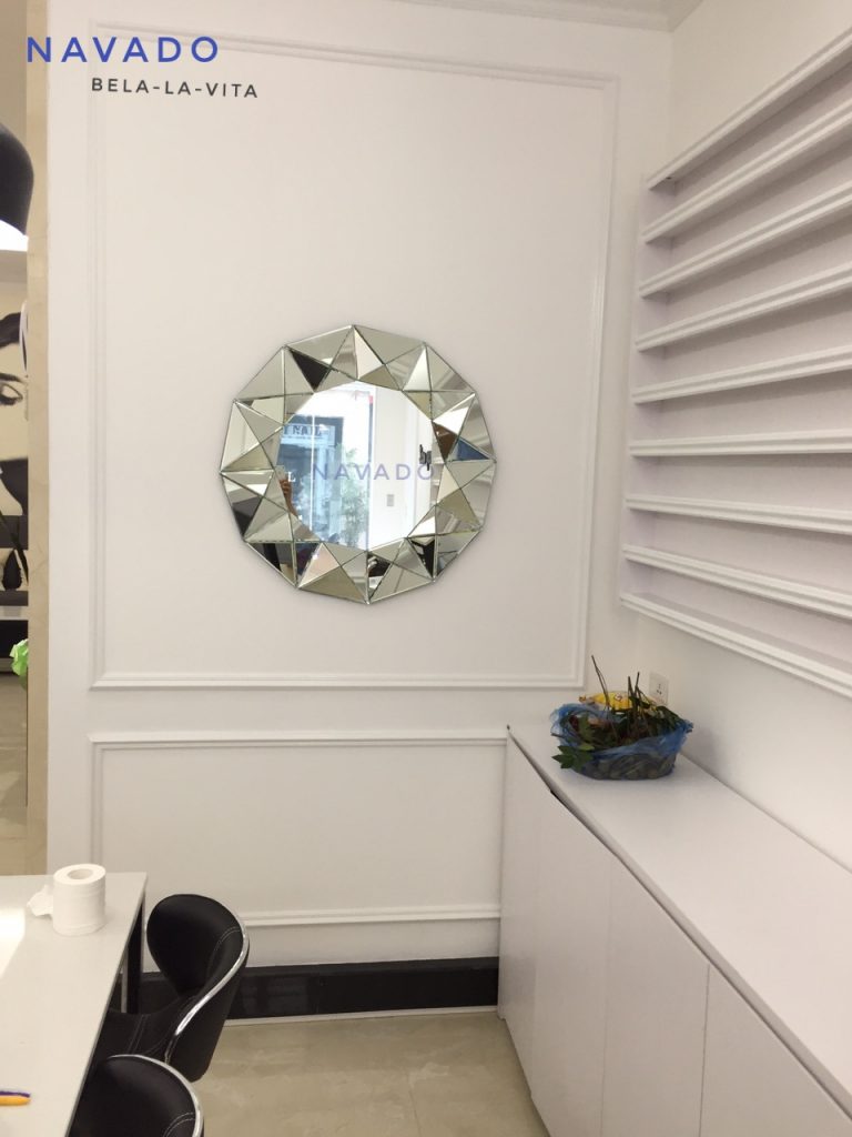 Gương trang trí phòng khách treo tường ấn tượng