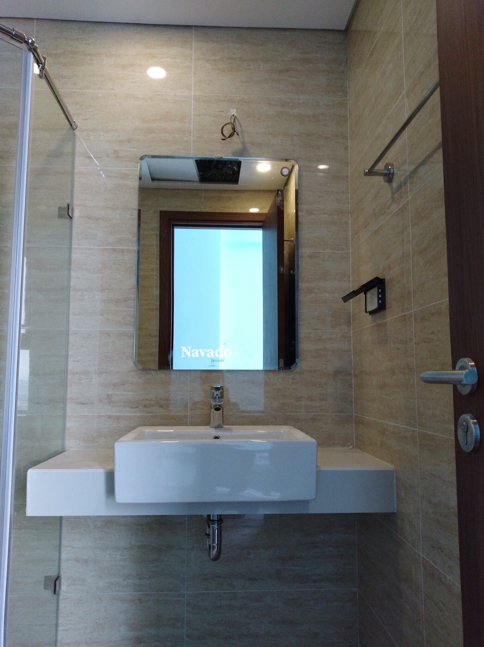 guong-treo-phong-tam-NAV-102C