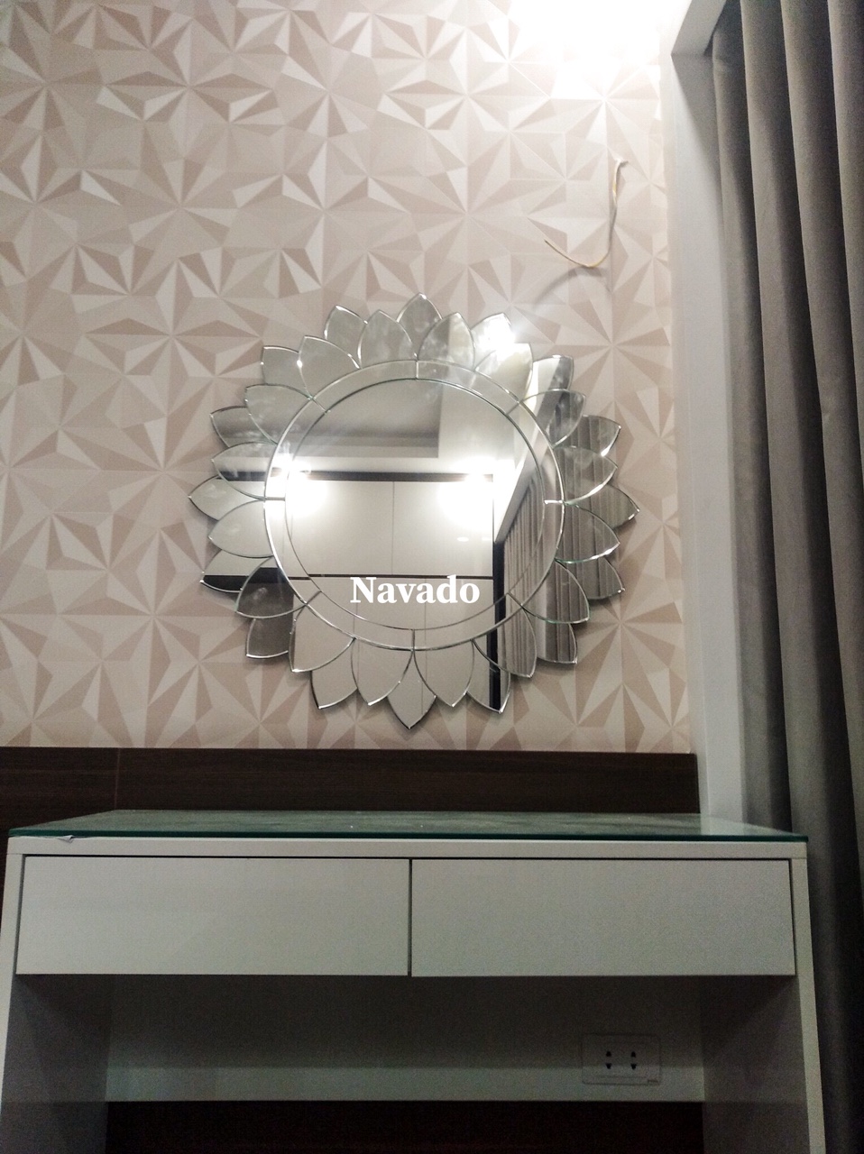 Thắc mắc về gương bàn trang điểm