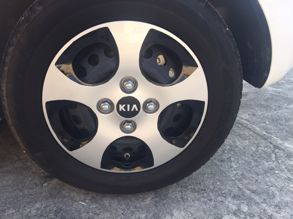 Lazang đúc nhẹ hơn lazang thép cho nên sẽ giúp giảm trọng lượng tổng thể của xe.