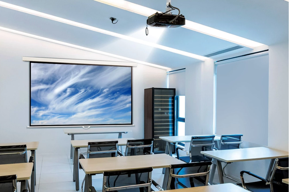 máy chiếu và bảng tương tác