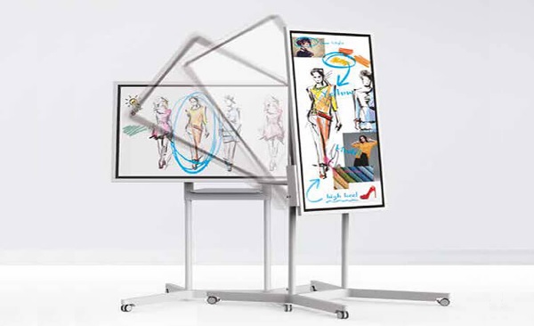 Màn hình Samsung Flip với chân đế khá dễ dàng di chuyển
