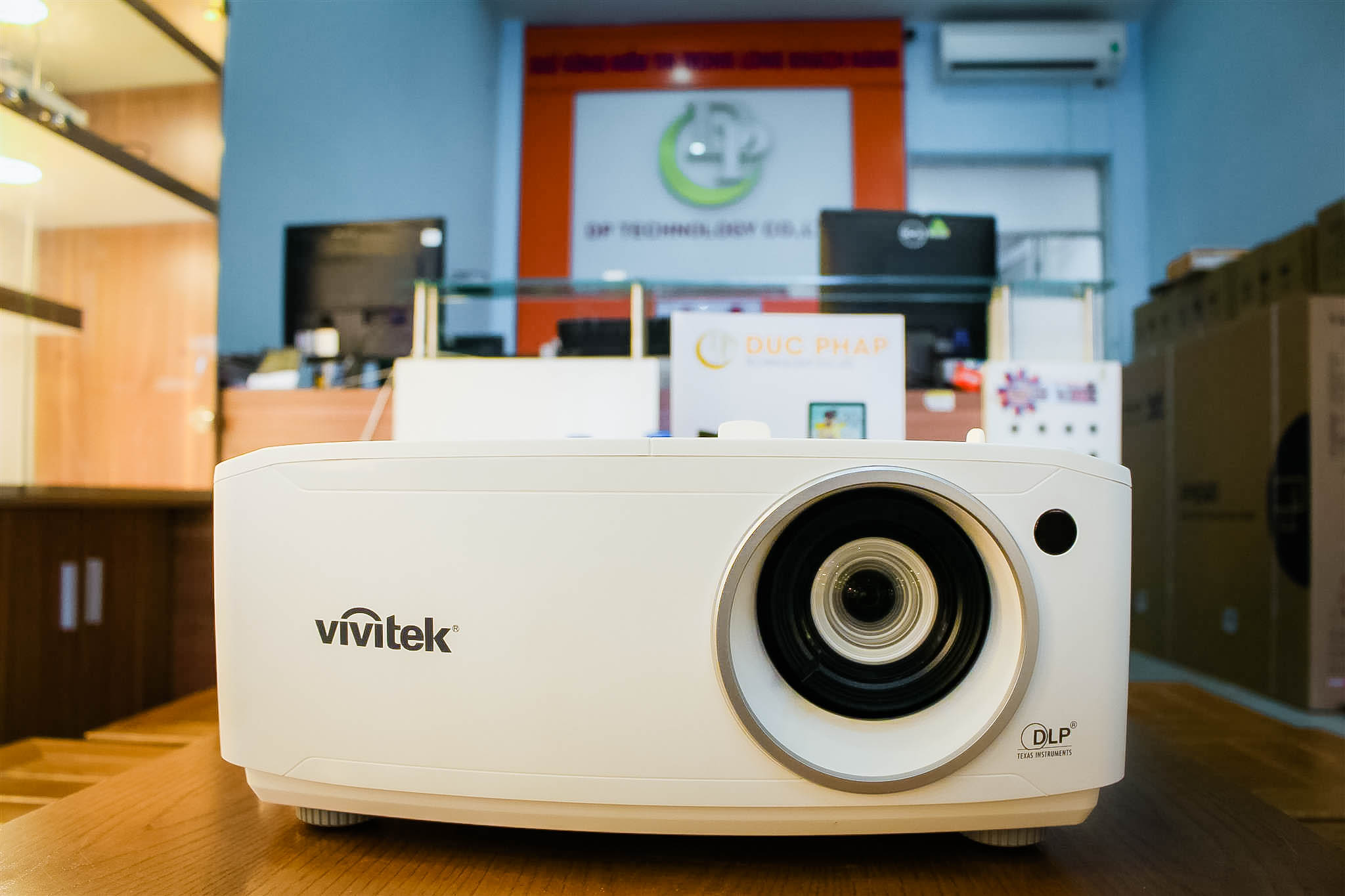 Máy chiếu Vivitek DW882ST