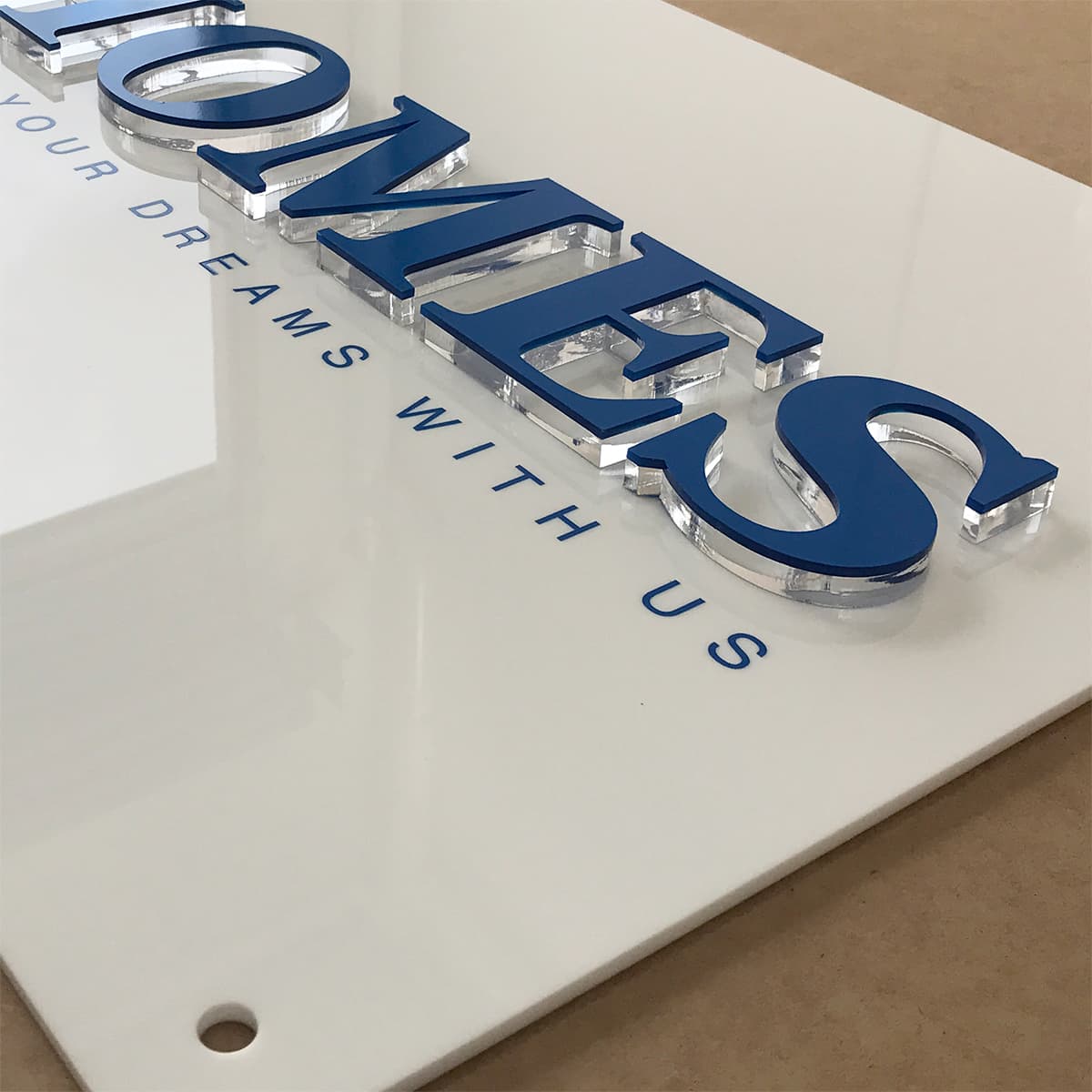 Thiết kế chữ nổi mica logo công ty