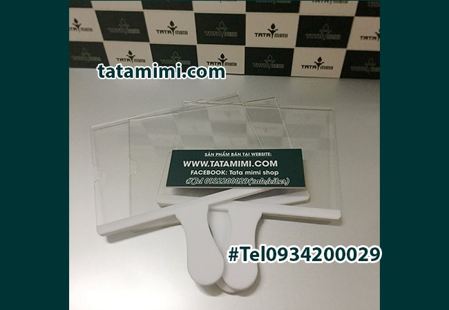 Biển đón mica với mặt mica trong tay cầm mica màu