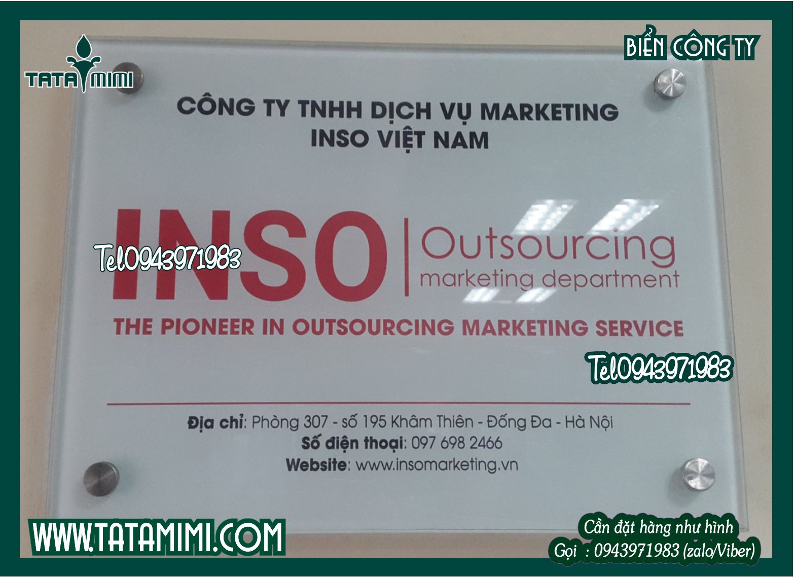 Biển công ty treo ở quầy lễ tân