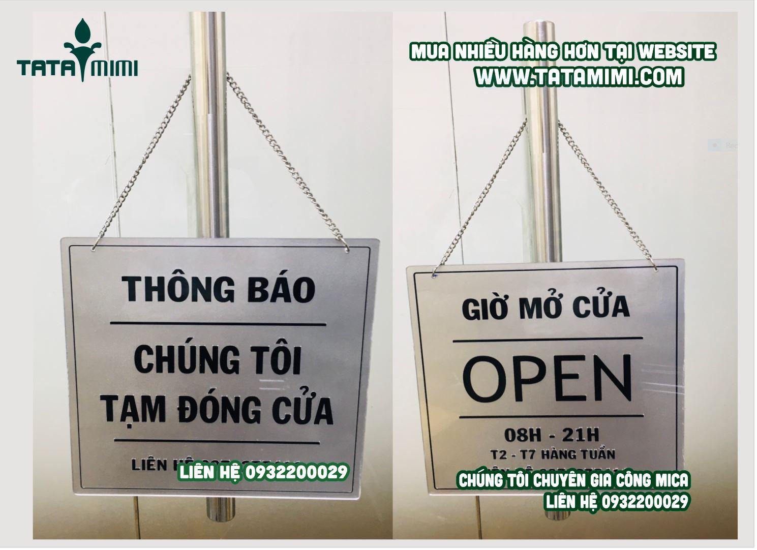 Bảng mica hiển thị giờ mở cửa và đóng cửa