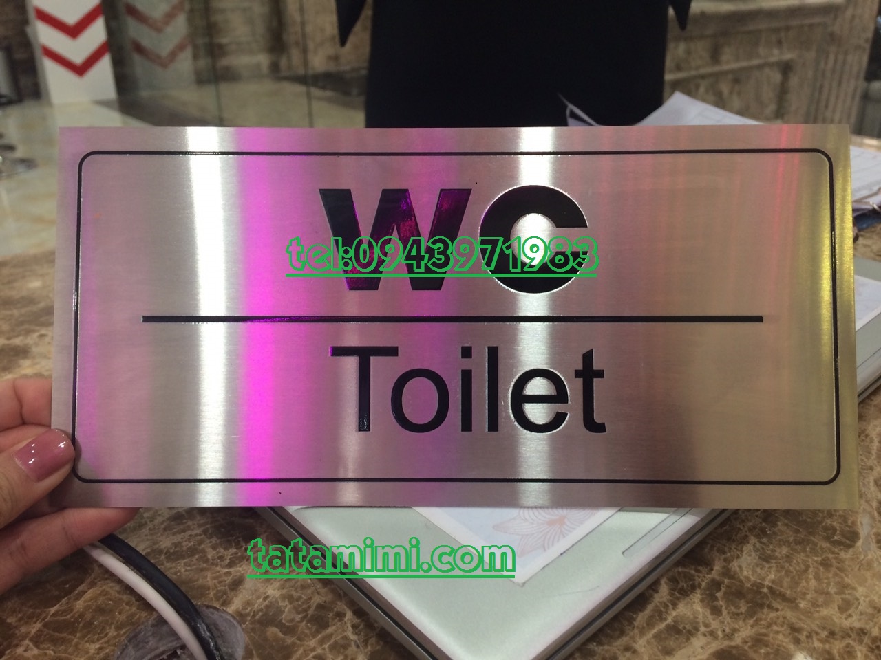 Biển exit và wc lắp đặt dễ dàng