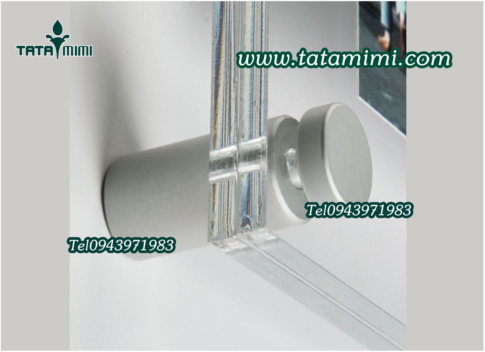 Biển công ty treo ở quầy lễ tân