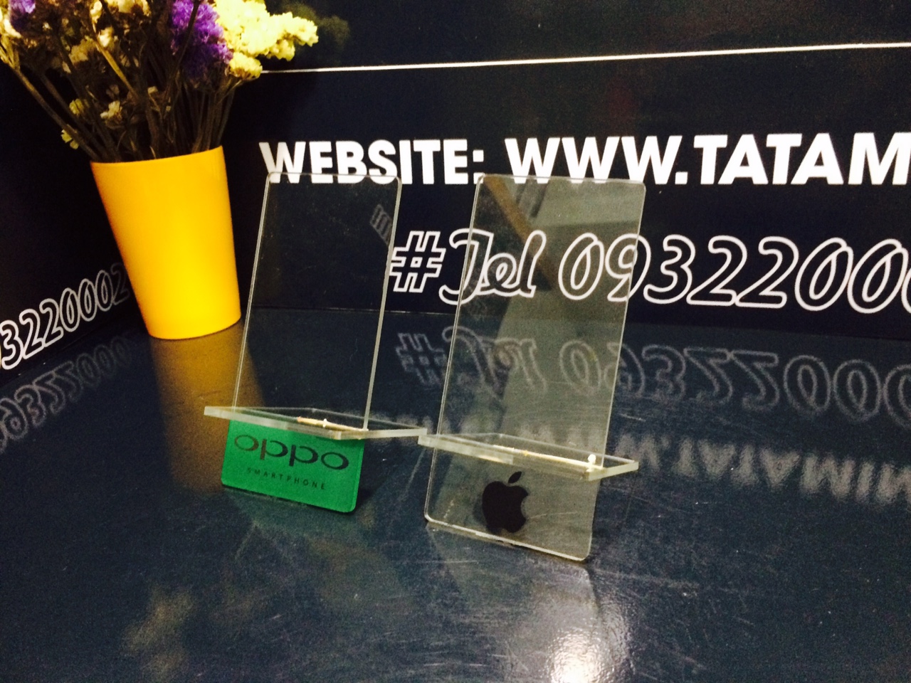 Kệ điện thoại mica in logo decal hay UV