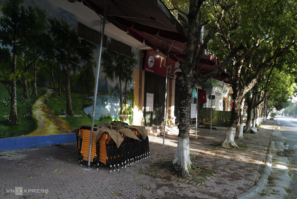 Stores, restaurants and coffee shops along Le Van Canh Street in Bac Giang Town remain closed.
