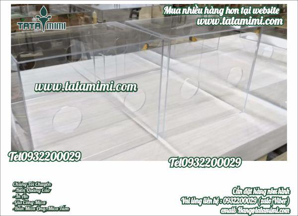 Hộp bằng mica và đế gỗ