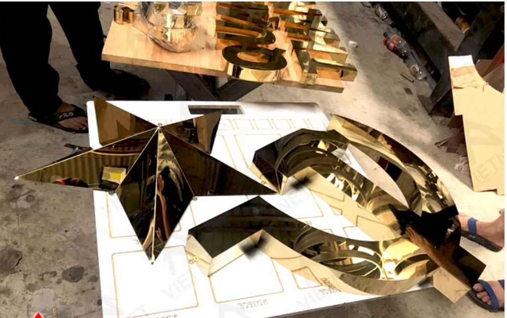 Ốp Alu Vân Gỗ ,Ốp Quốc Huy lên hội trường của ủy ban nhân dân