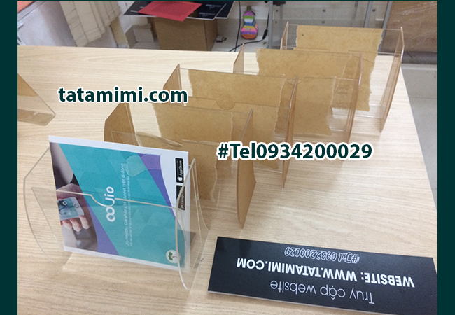 Hộp card nên dùng nhựa hay mica