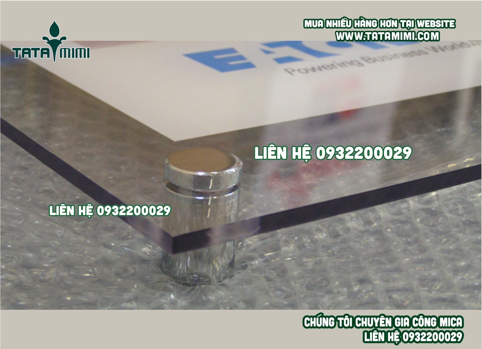 Biển công ty treo ở quầy lễ tân