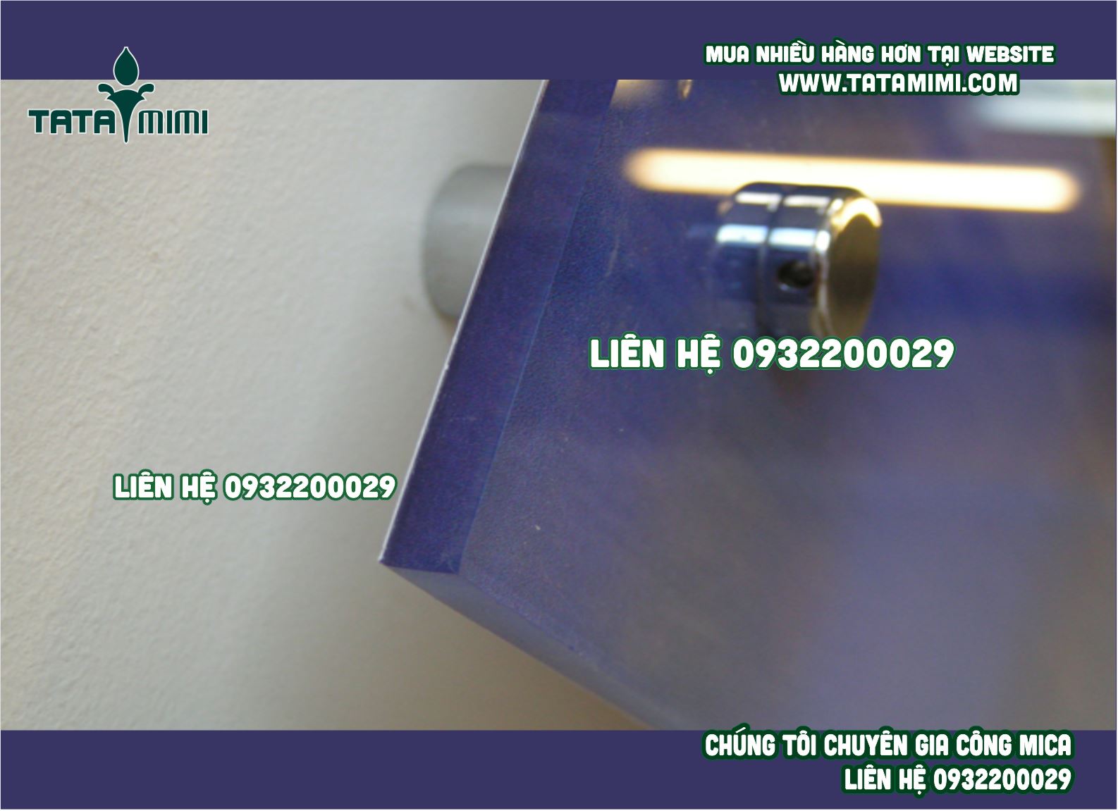 Biển công ty treo ở quầy lễ tân