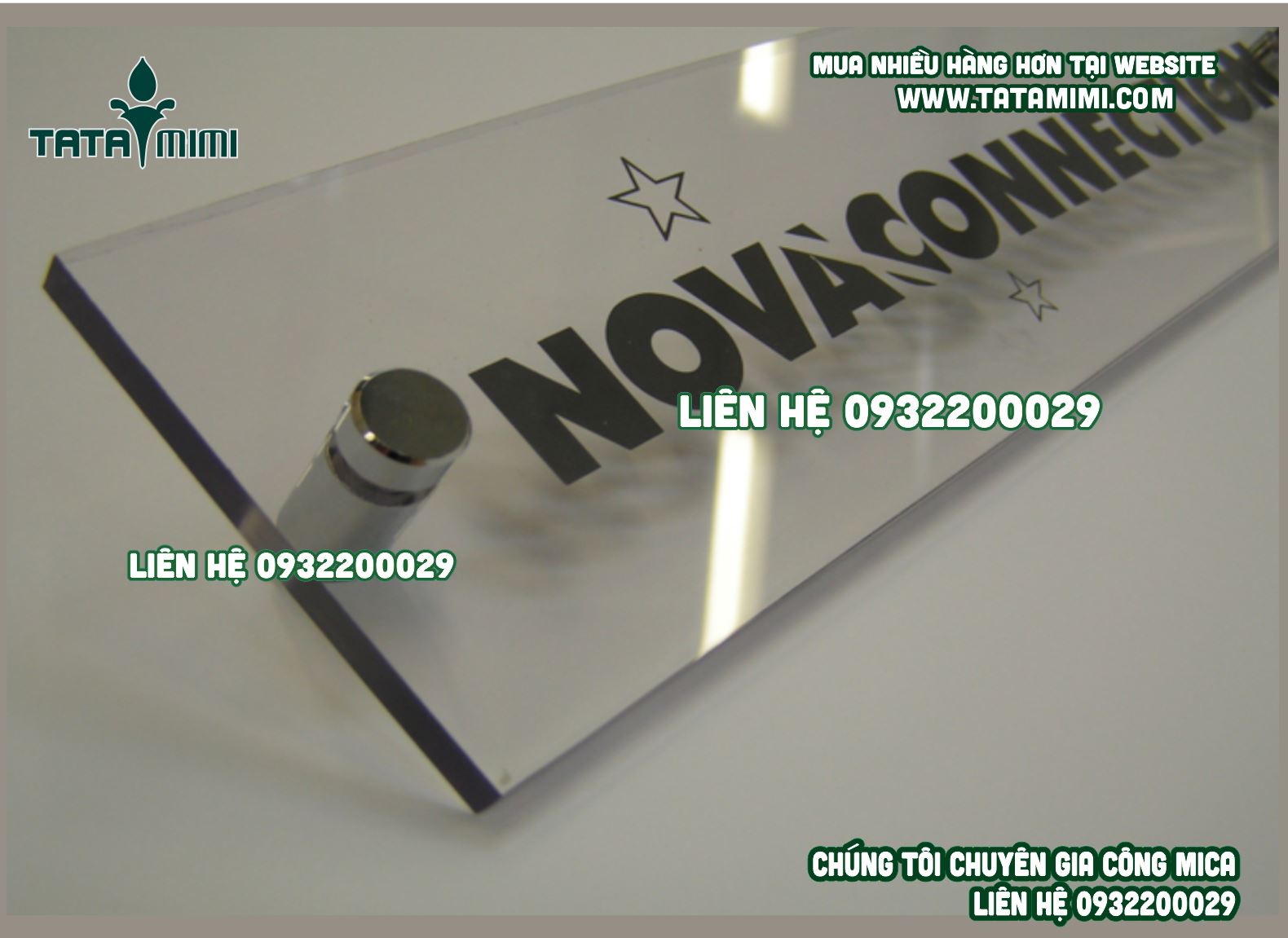 Biển công ty treo ở quầy lễ tân