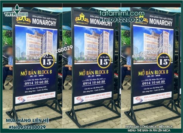 Standee để đất thân sắt mặt bằng fomex bồi decal