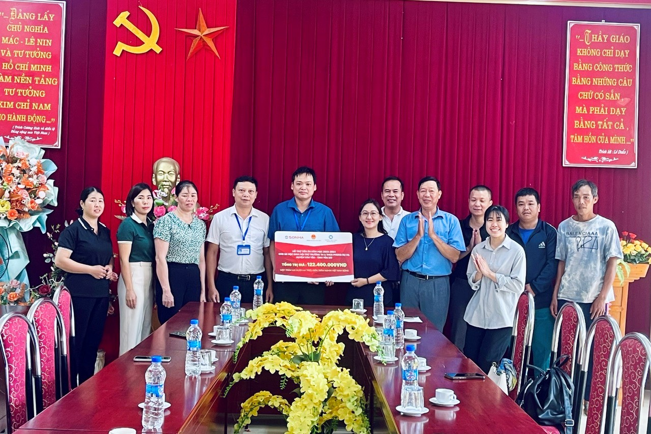 Bà Nguyễn Thị Thanh Thúy – Thành viên Ban Điều hành Tập đoàn Sơn Hà trao quà hỗ trợ cho Trường THCS&THPT Phong Dụ Hạ