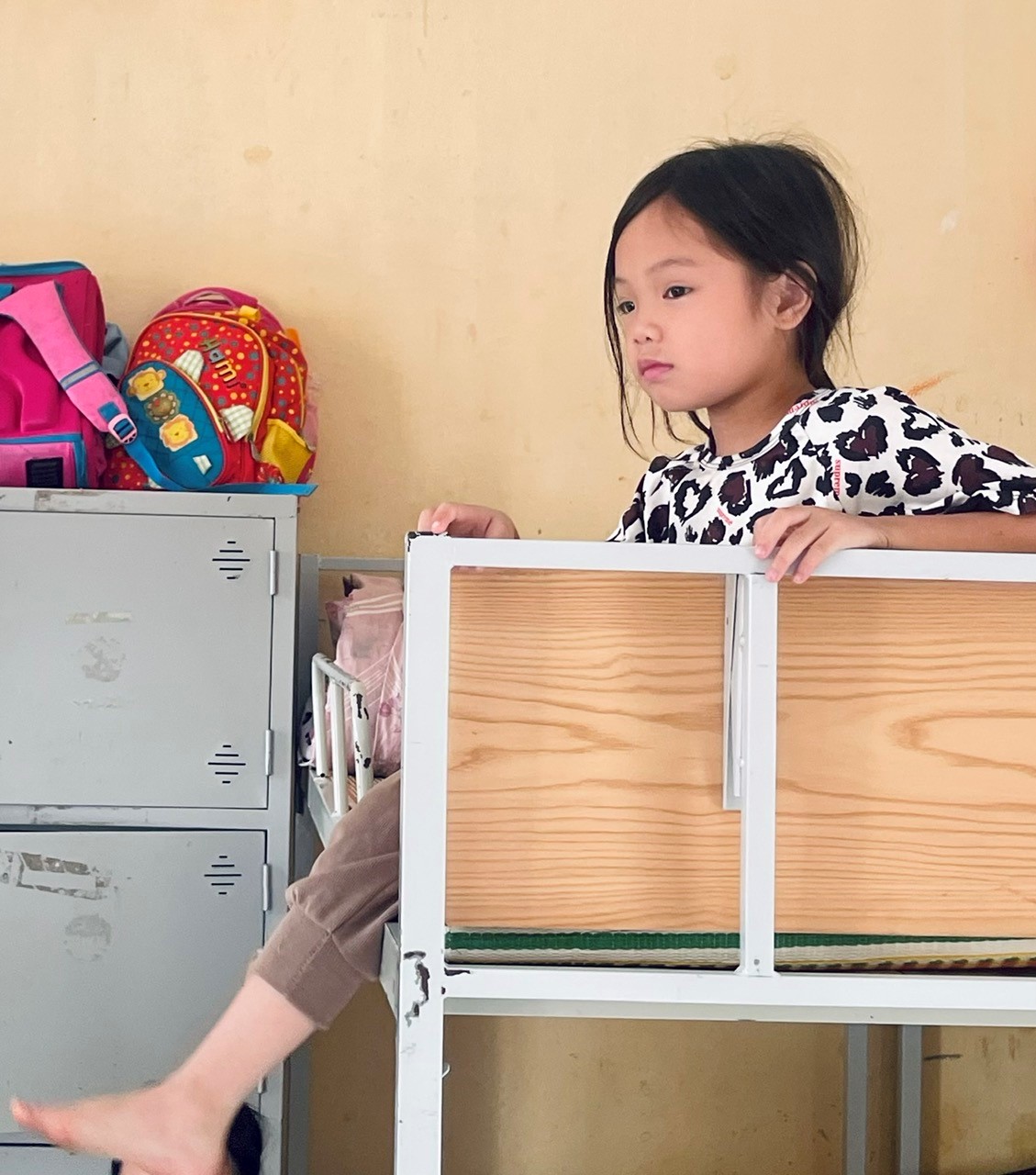 Các em học sinh phải xa gia đình từ khi còn rất nhỏ để đi tìm con chữ