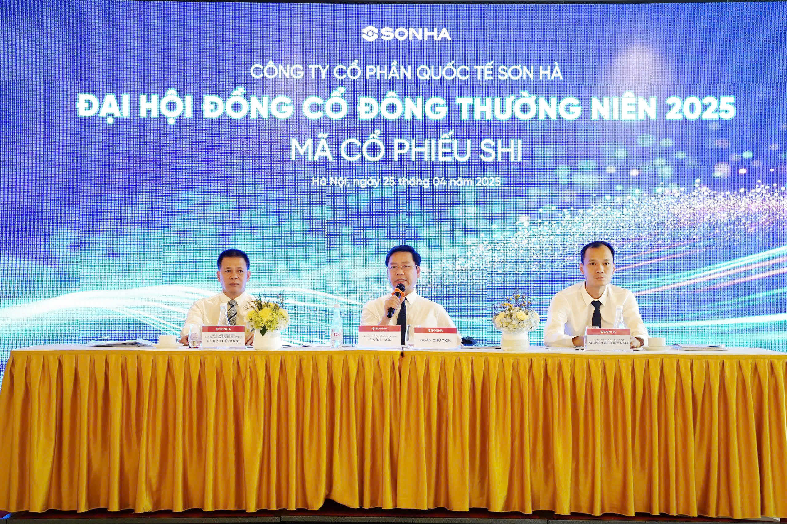 Đoàn Chủ tịch tại ĐHCĐ SHI 2025.