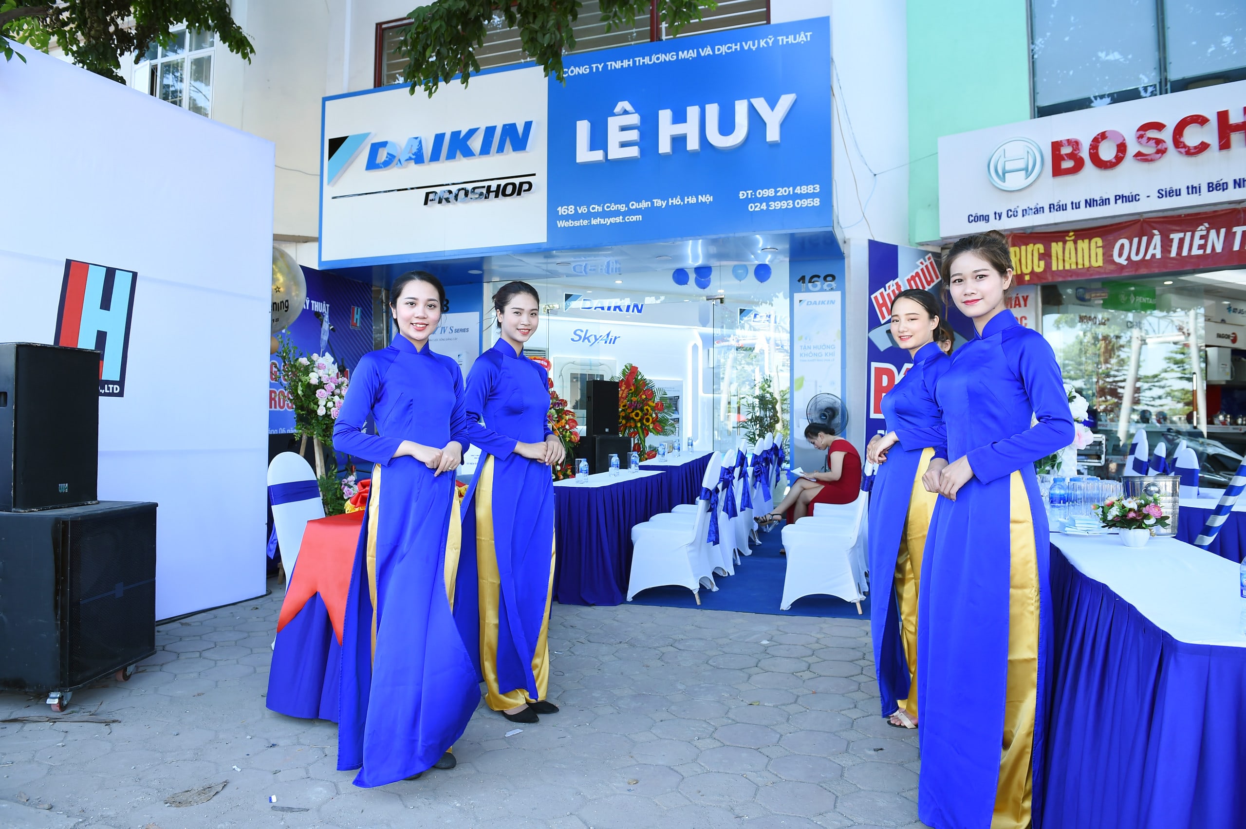 hệ thống cửa hàng khai trương le huy est