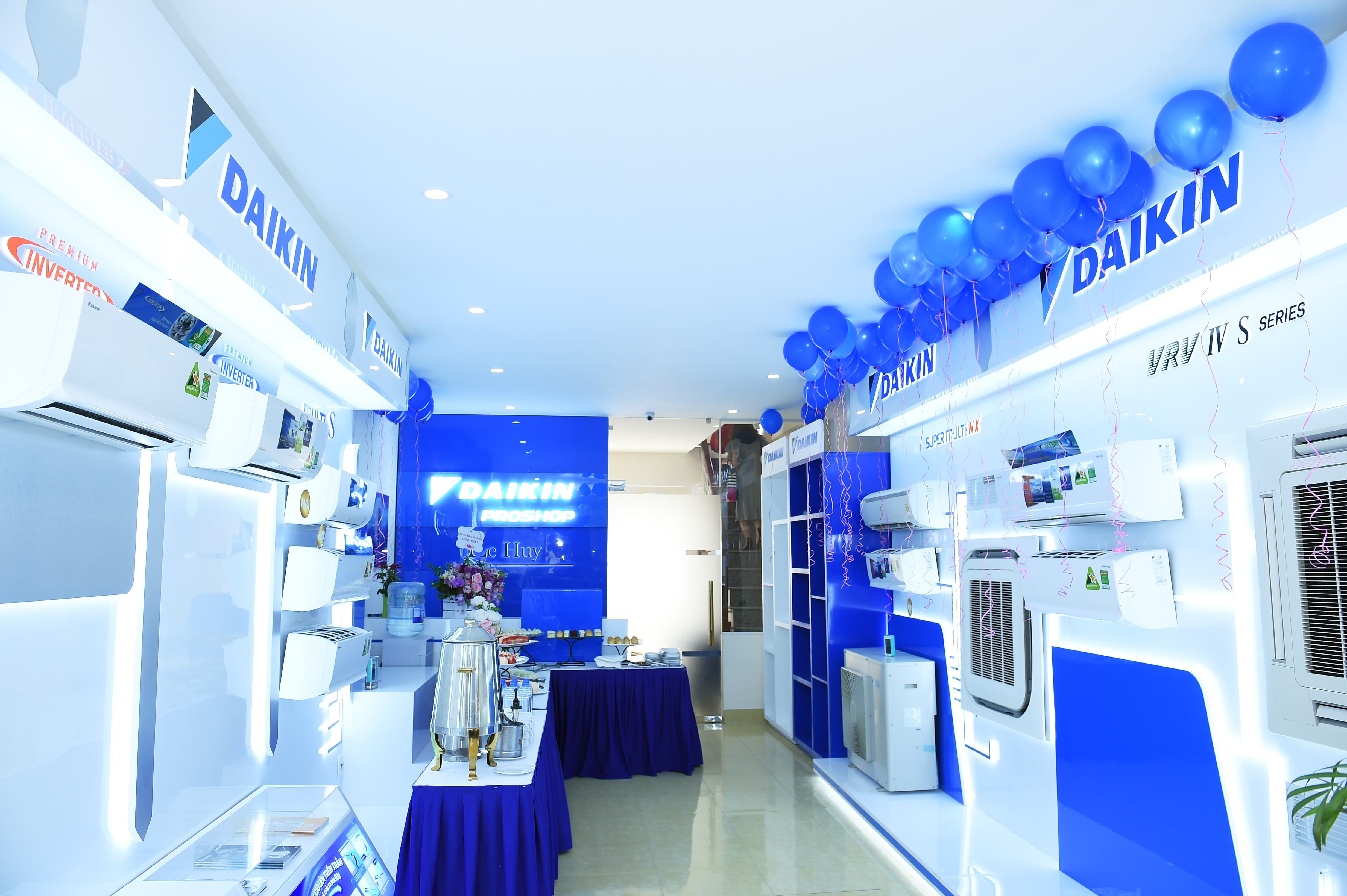 cửa hngà khai trương của le huy est