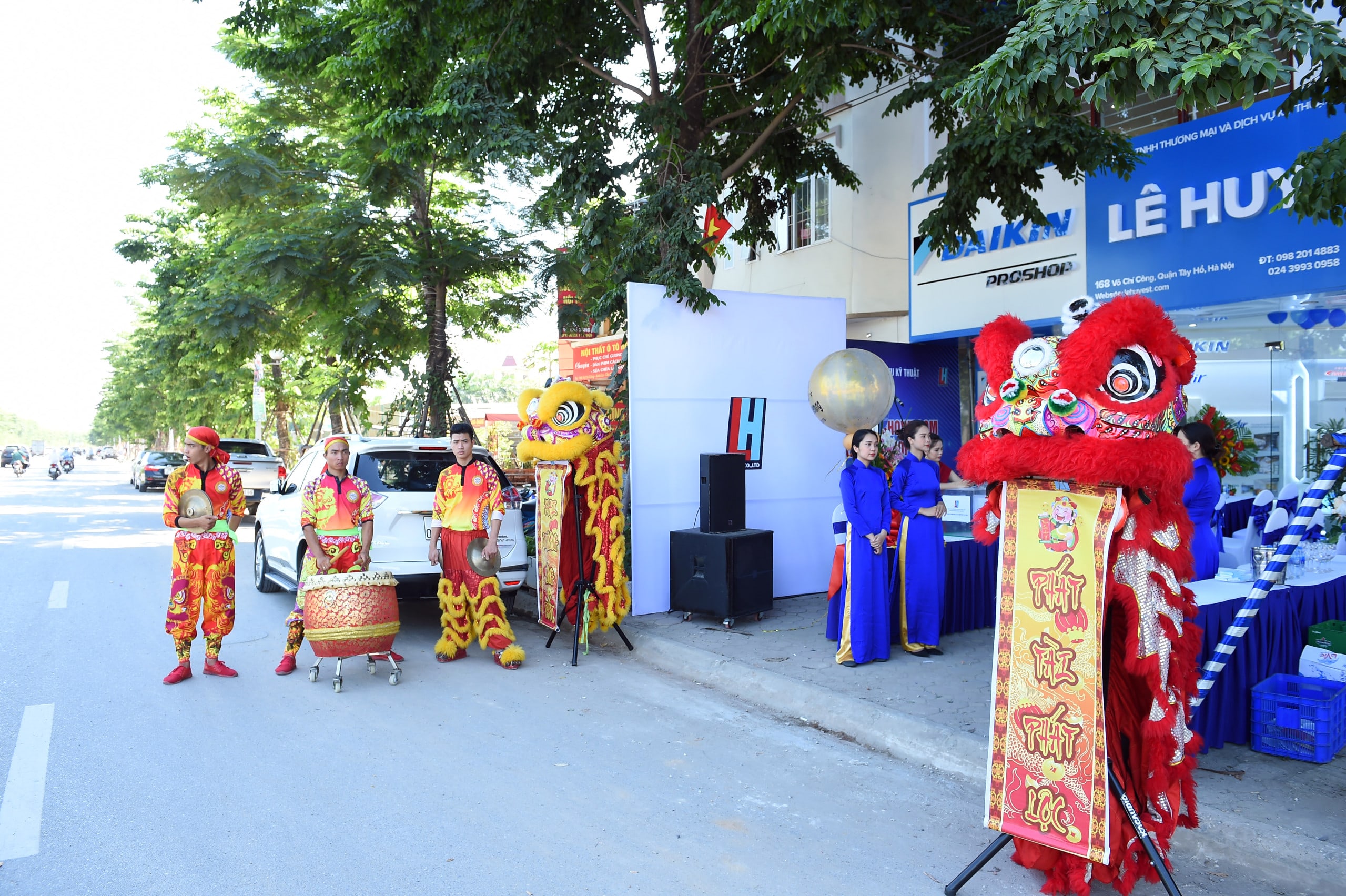 tưng bừng khai trương cửa hàng le huy est